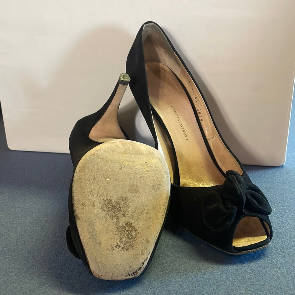 Giuseppe Zanotti Peep Toe Heel. Black Suede